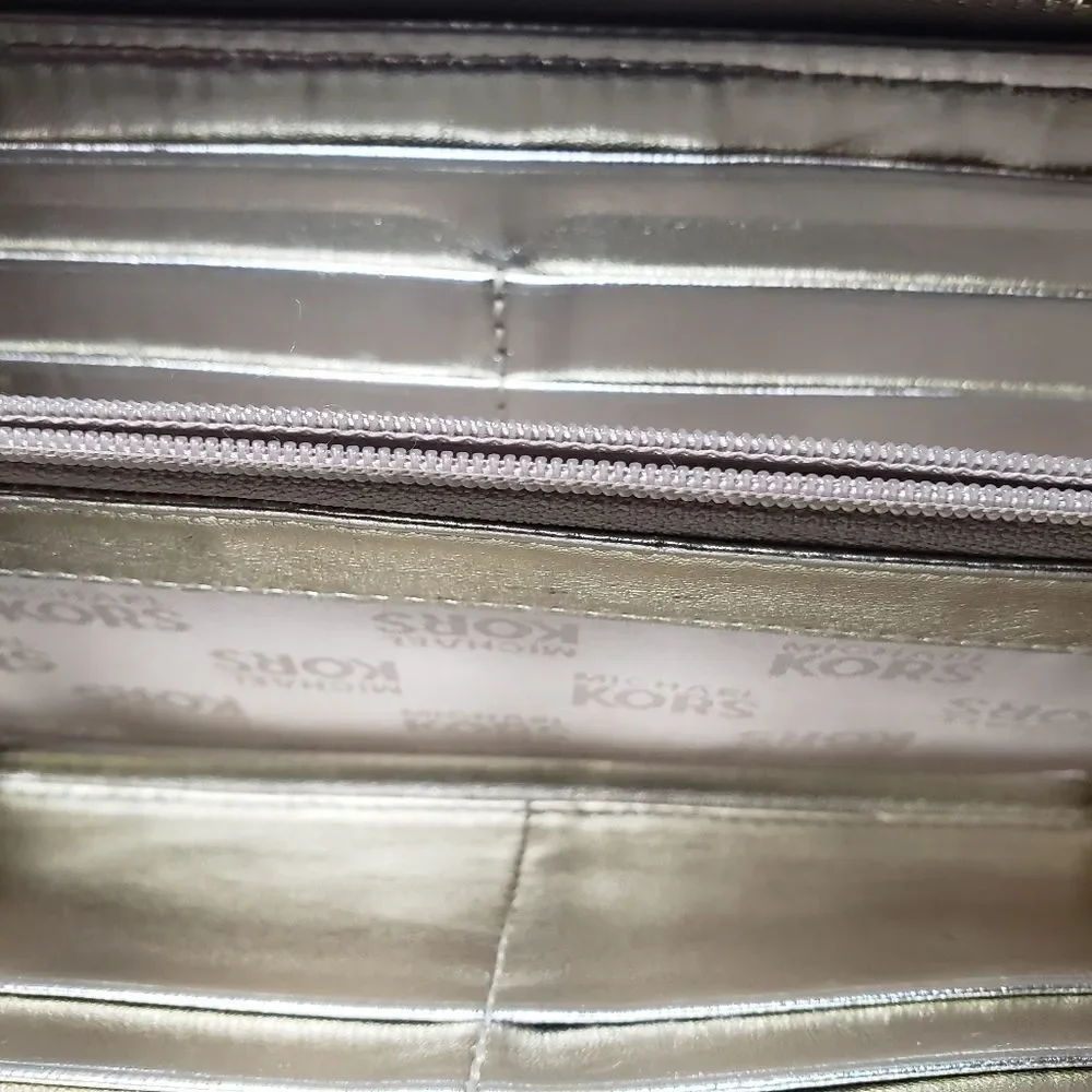 100% authentic Micheal Kors jet set wallet